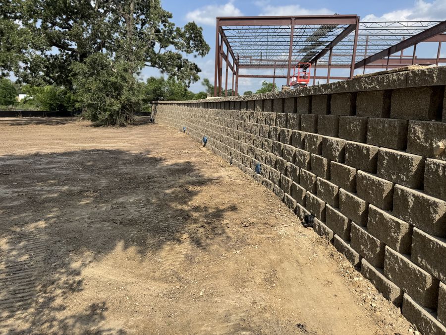 Long commercial segmental block retaining wall